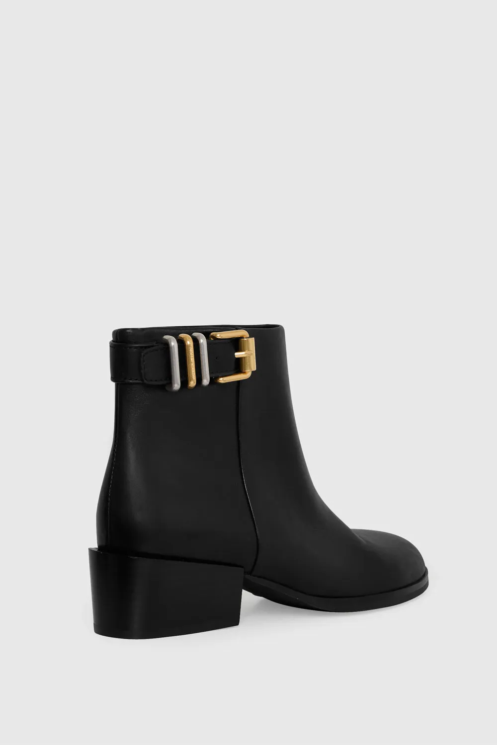 Schnallen Sie sich die Stiefeletten an