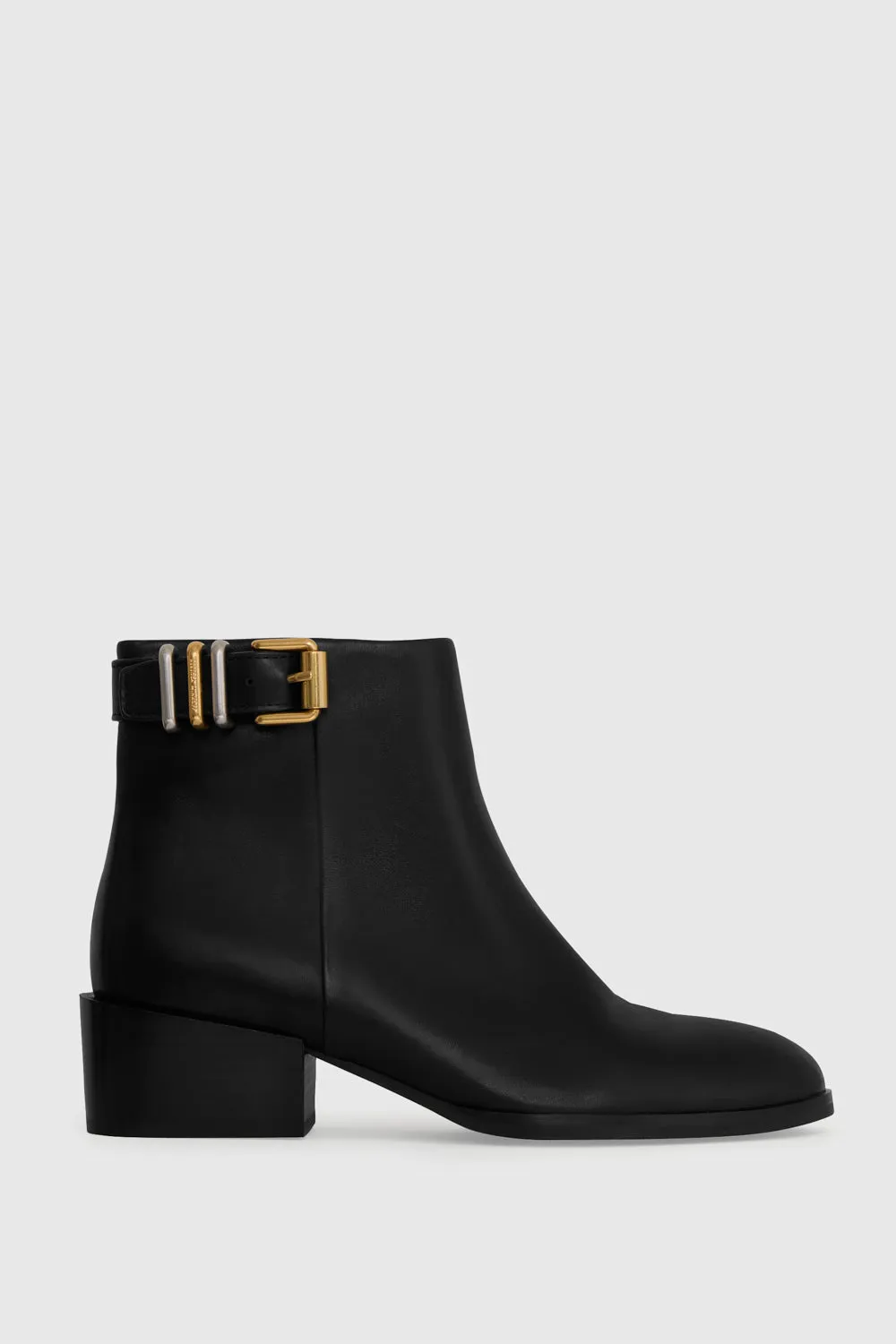Schnallen Sie sich die Stiefeletten an