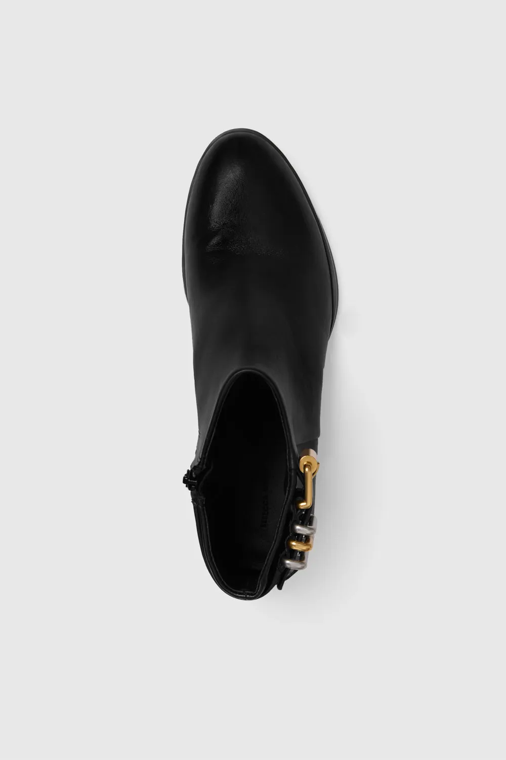 Schnallen Sie sich die Stiefeletten an