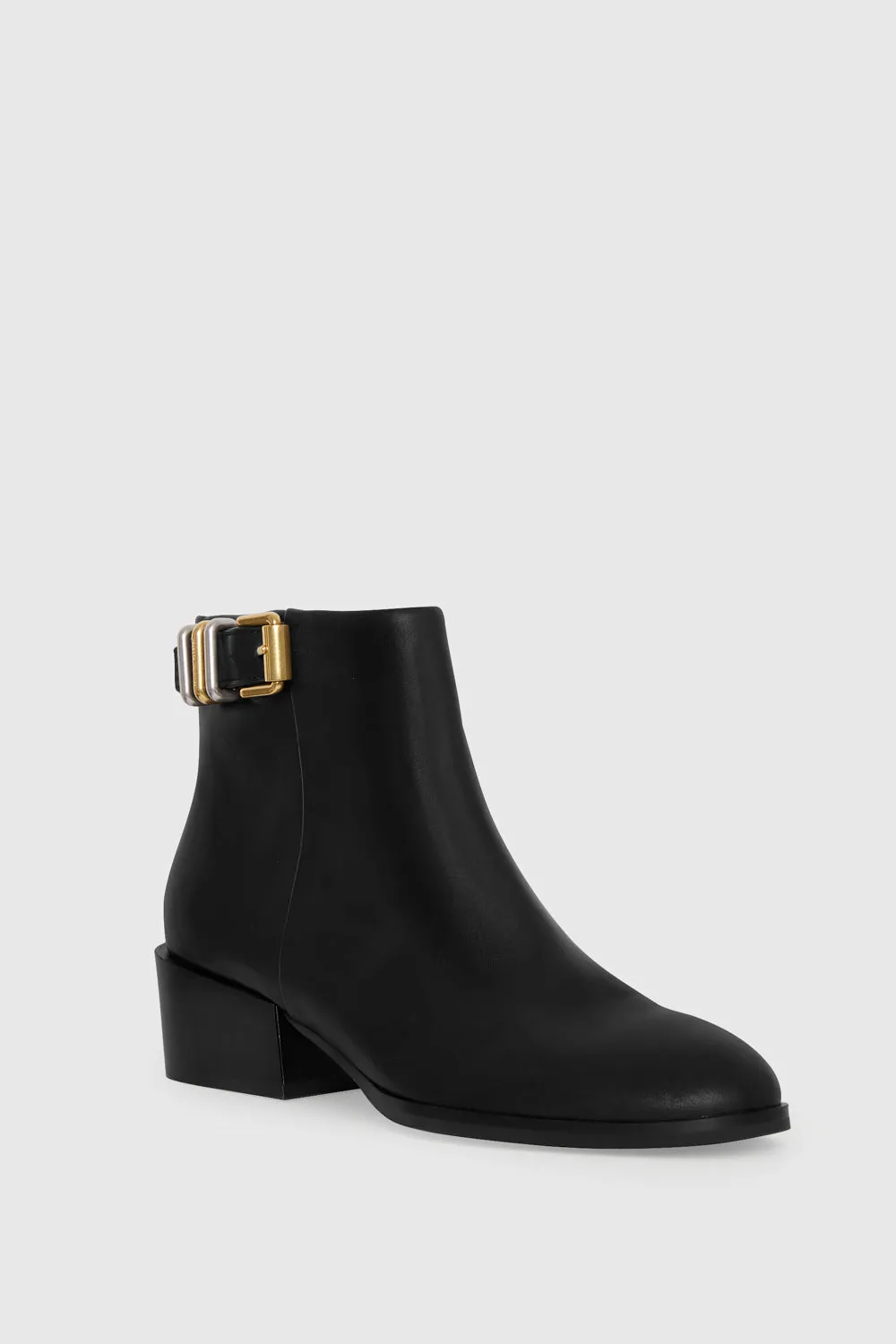 Schnallen Sie sich die Stiefeletten an