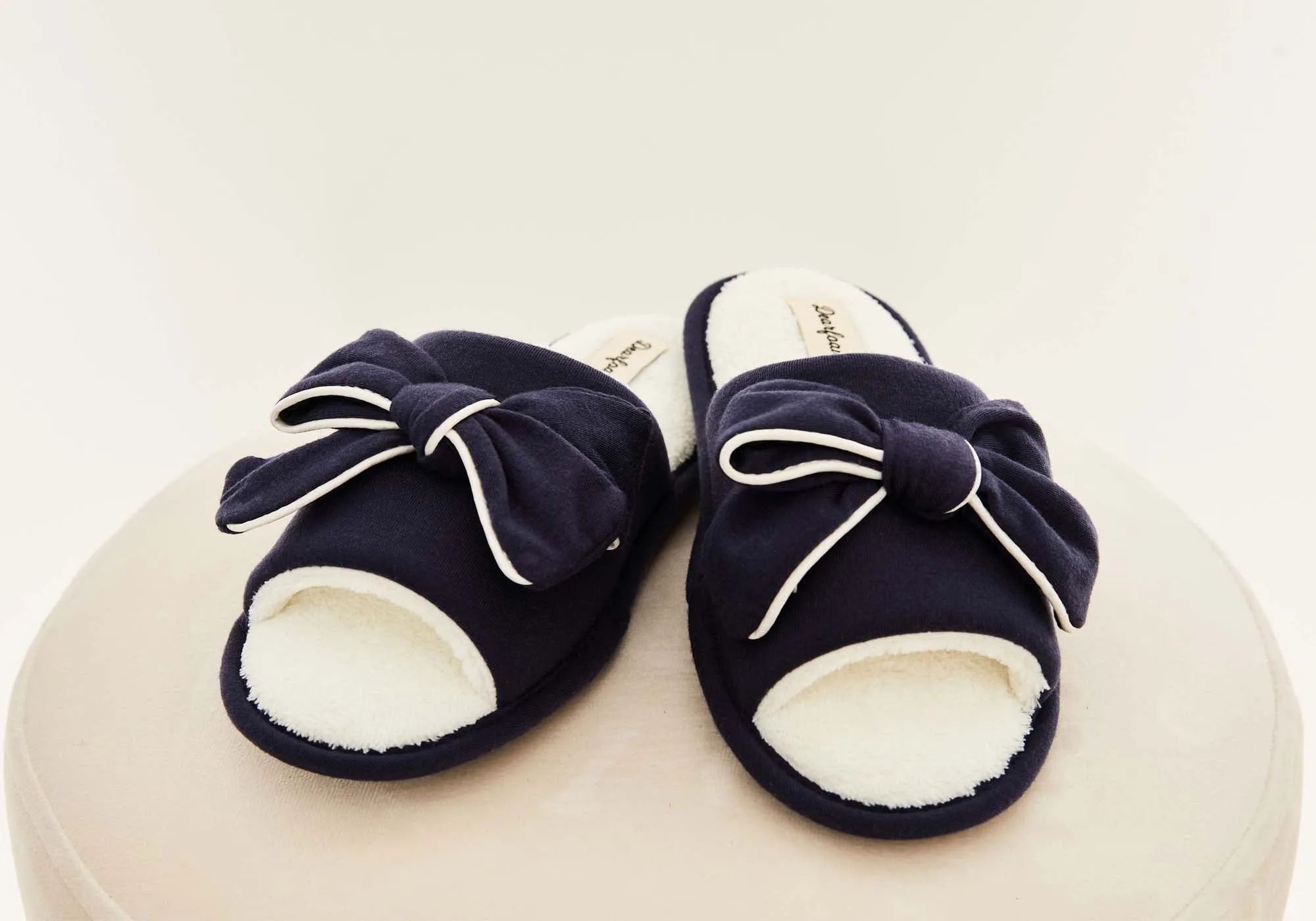 Dearfoams Damen Bequeme Lydia Schlafanzug-Pantoffeln Mit Schleife Dearfoams Schuhe