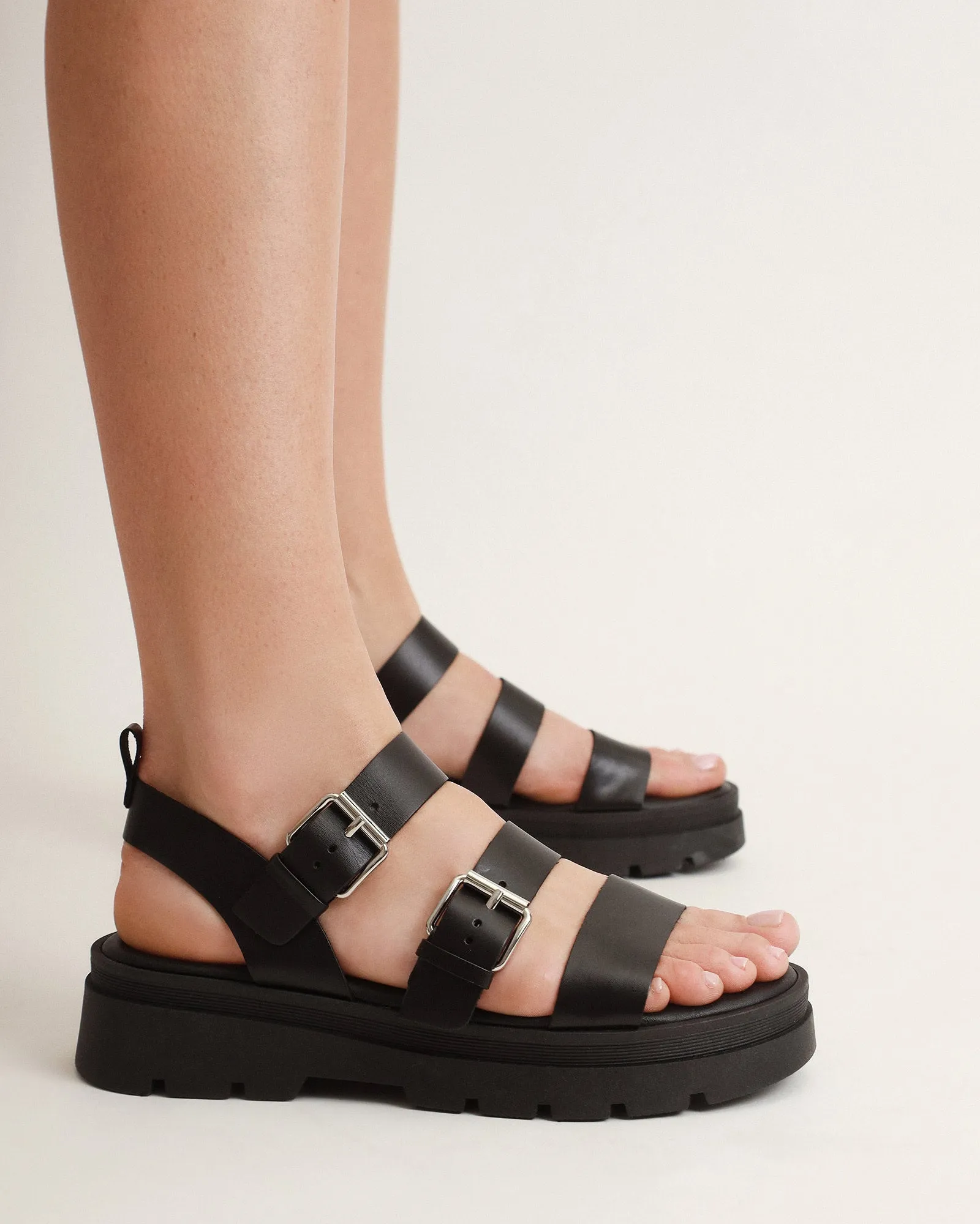 GIA FLACHER SANDALEN AUS SCHWARZEM LEDER