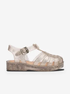 Mädchen Besitz Glänzende Sandalen in Gold