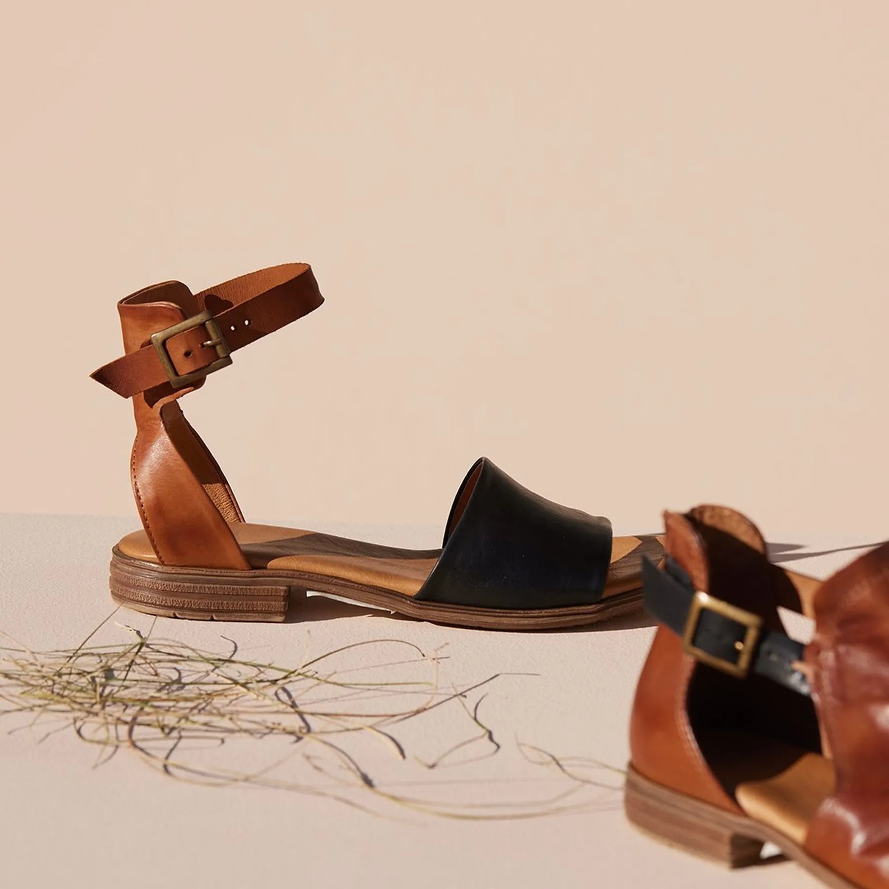 ILOS KNÖCHELRIEMEN. LEDERSANDALEN