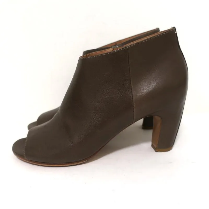 Maison Margiela Peeptoe-Stiefeletten Braun Leder Größe 39 Stiefeletten mit gebogener Absatz