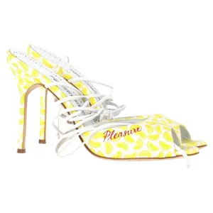Manolo Blahnik Jada Riemchensandaletten mit Zitronenprint und Absatz in gelbem Canvas