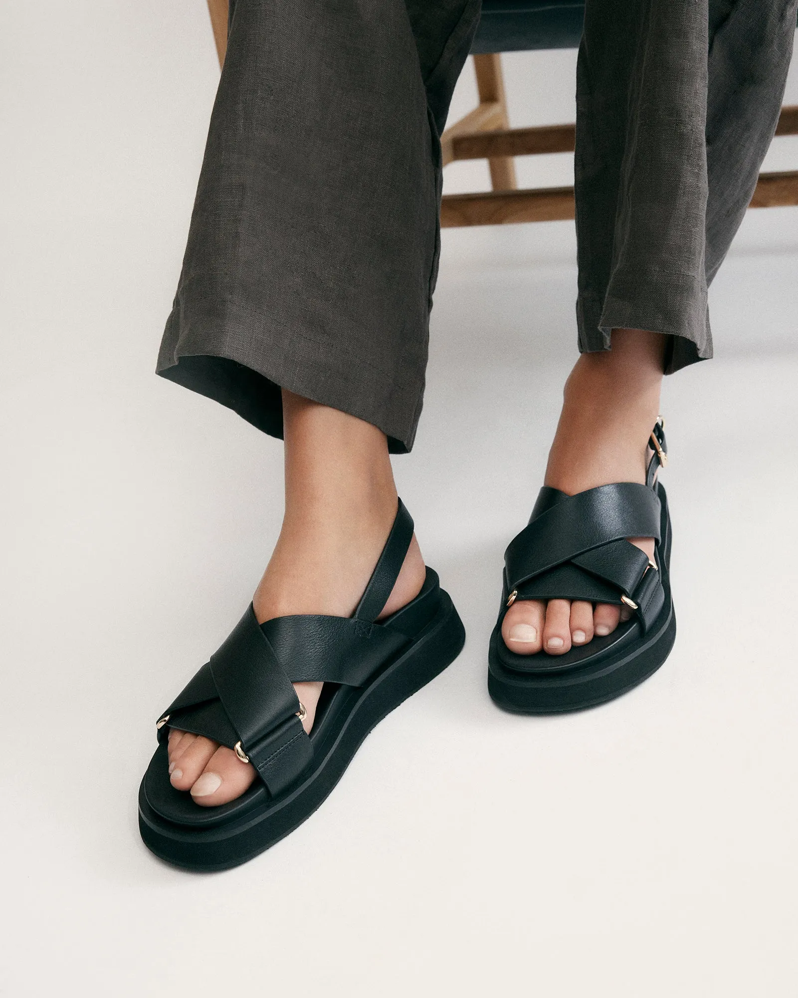 MARLEY FLACH SANDALEN SCHWARZES LEDER