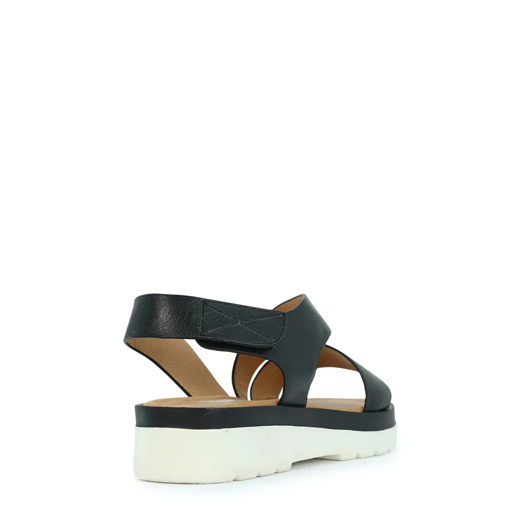 Nadia Flache Sandalen