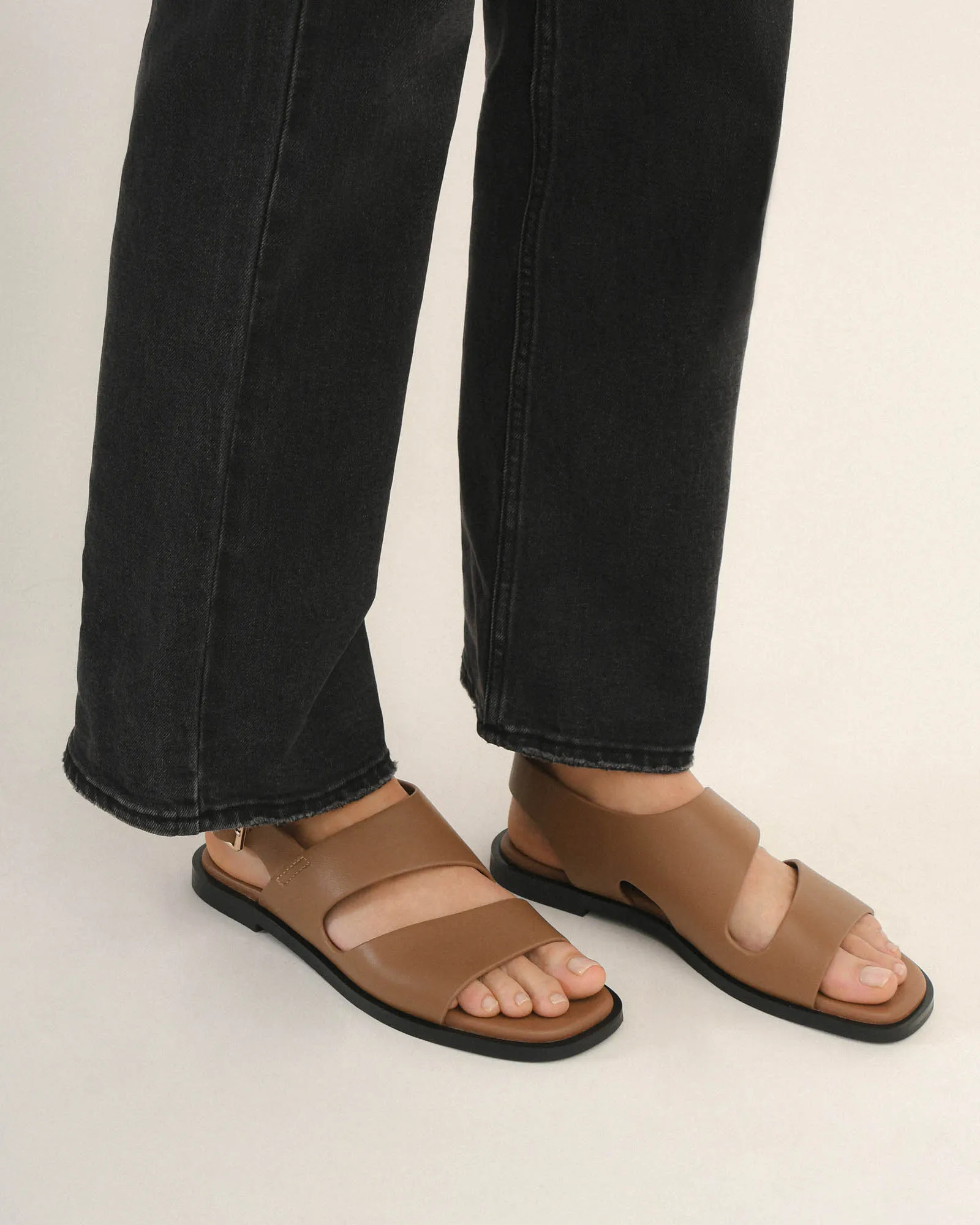 SADIE FLACHE SANDALEN KARAMELL LEDER
