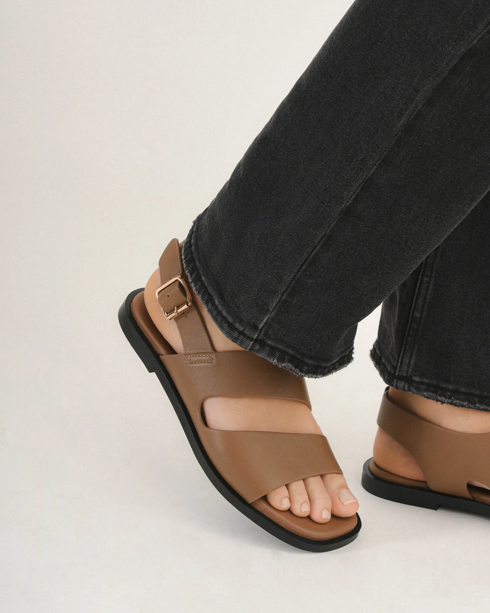 SADIE FLACHE SANDALEN KARAMELL LEDER