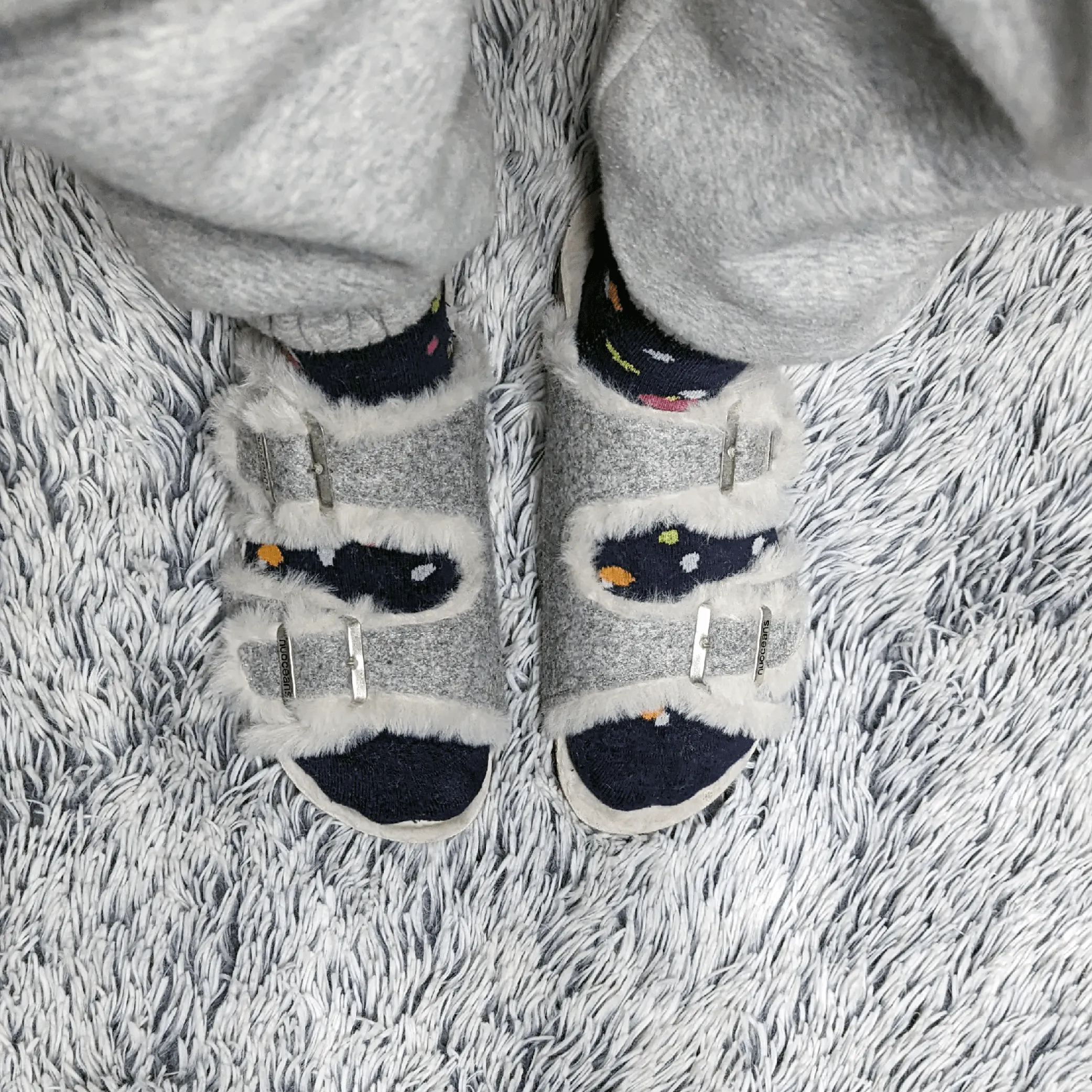 Die Nuo Fluff Vegan Hausschuhe | Grau
