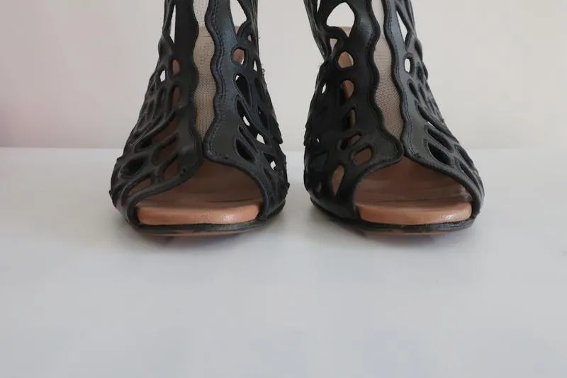 Valentino Rose Laser-Cut Slingback Stiefeletten Schwarz Leder Größe 39 Peep-Toe Absatz                       15 >