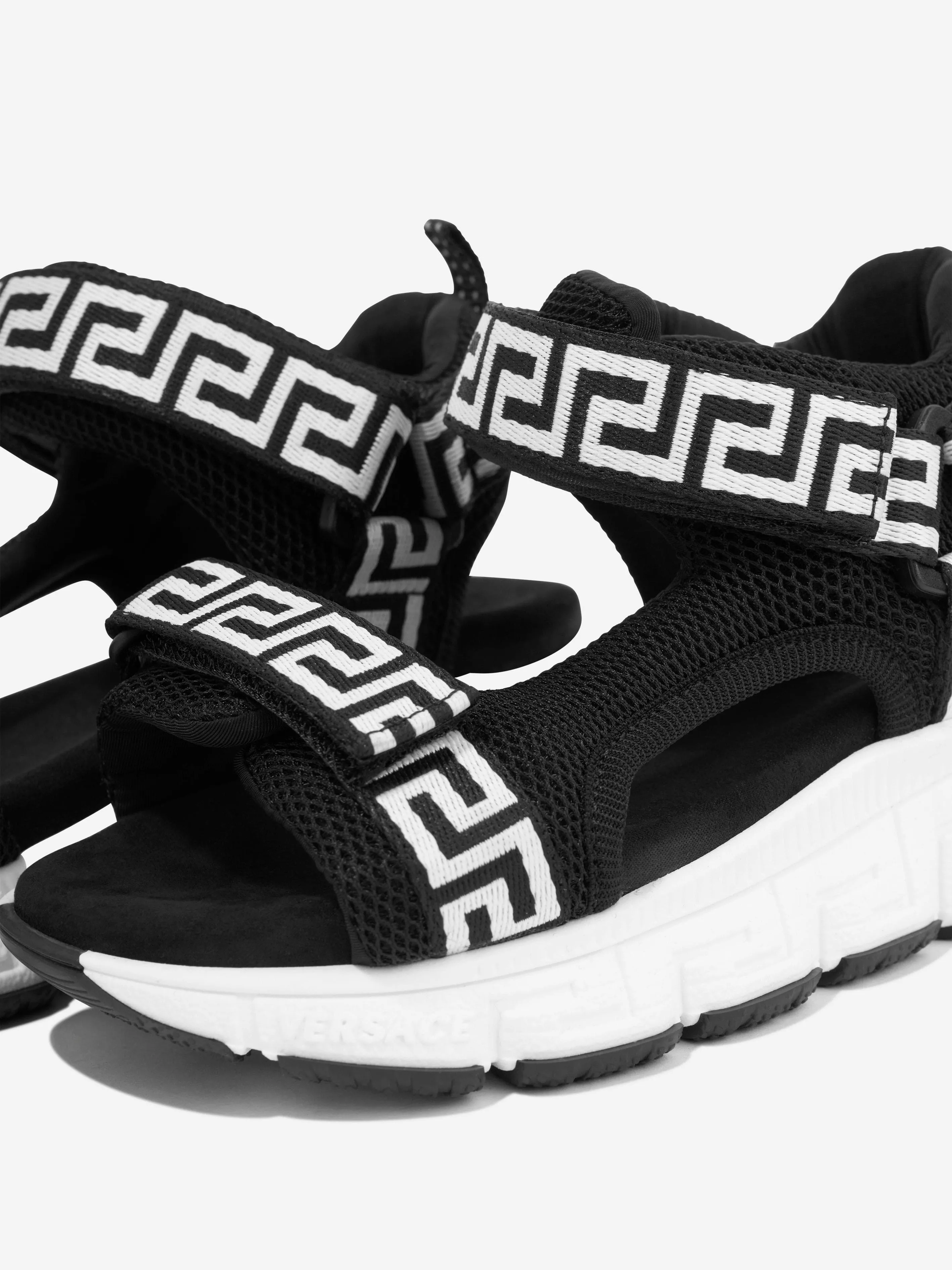 Versace Kids Greca Riemchensandalen in Schwarz