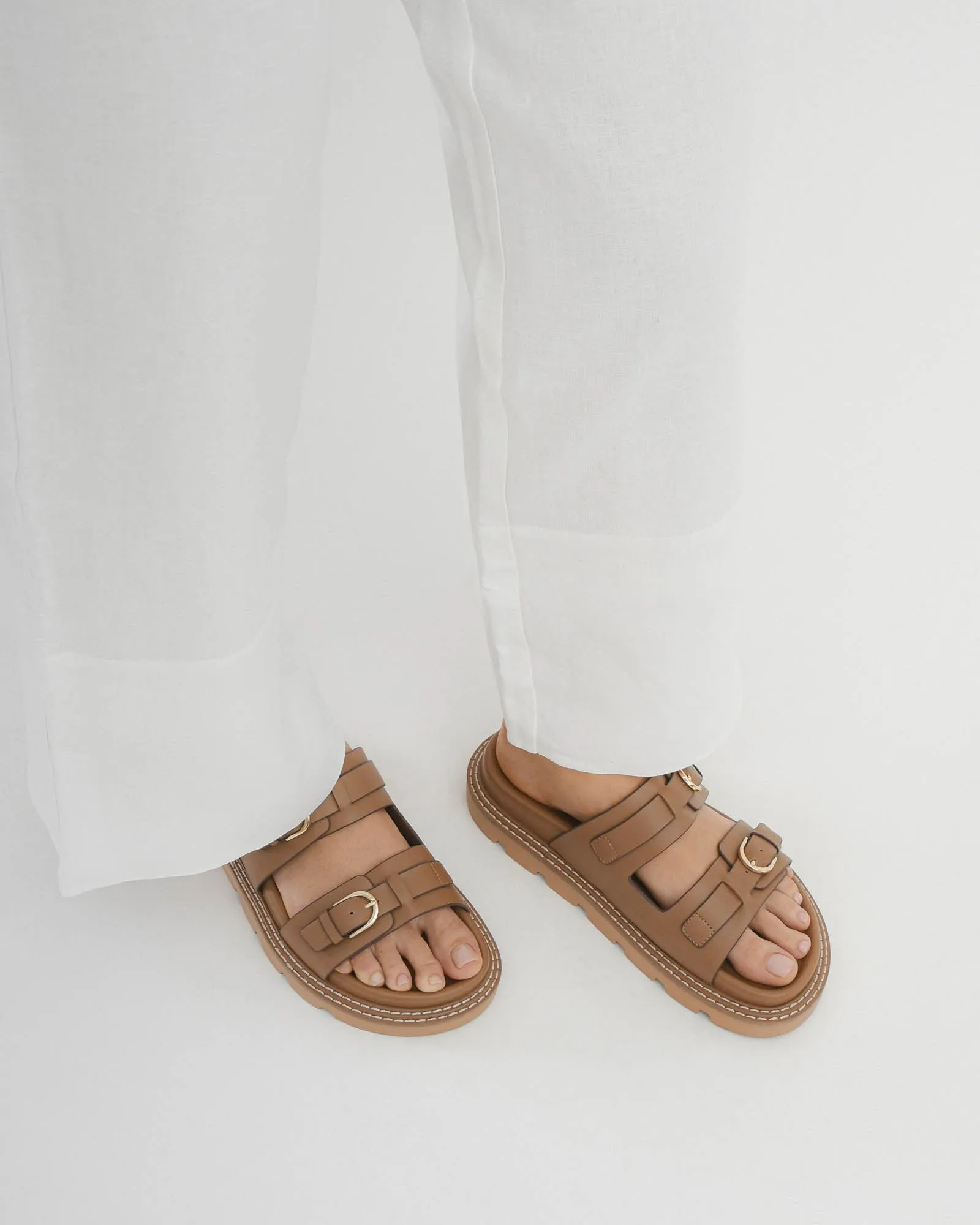 VICHY FLACHER SANDALEN IN BRAUNEM LEDER